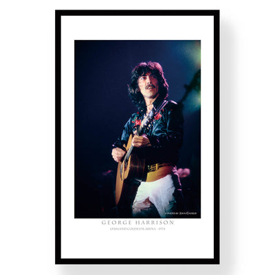 ジョージ・ハリスン 写真額 「1974年USツアー・オリジナル・プリント - オークランド公演アコースティック・ギター」 George Harrison